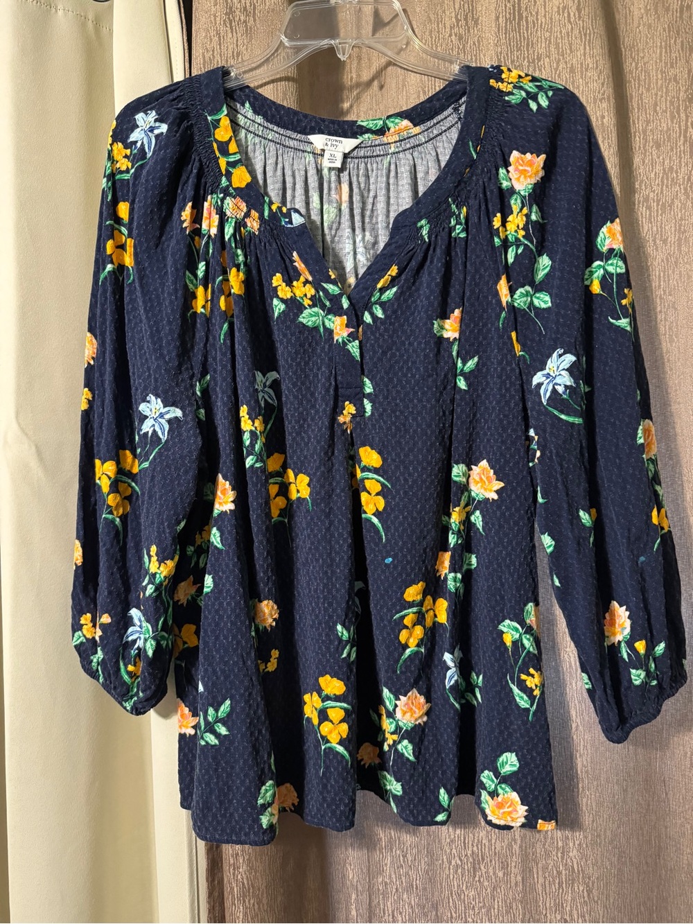 Crown and Ivy Women’s Floral Long Sleeve Shirt Size XL Pullover V Neck